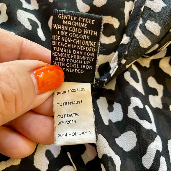 Torrid Blouse Leopard Print Black White Chiffon Surplice Drape Neckline Size 0X - Picture 7 of 11